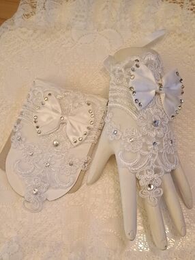 NWOT Fingerless Valdler White Lace Bridal Gloves/Prom with Satin Bow